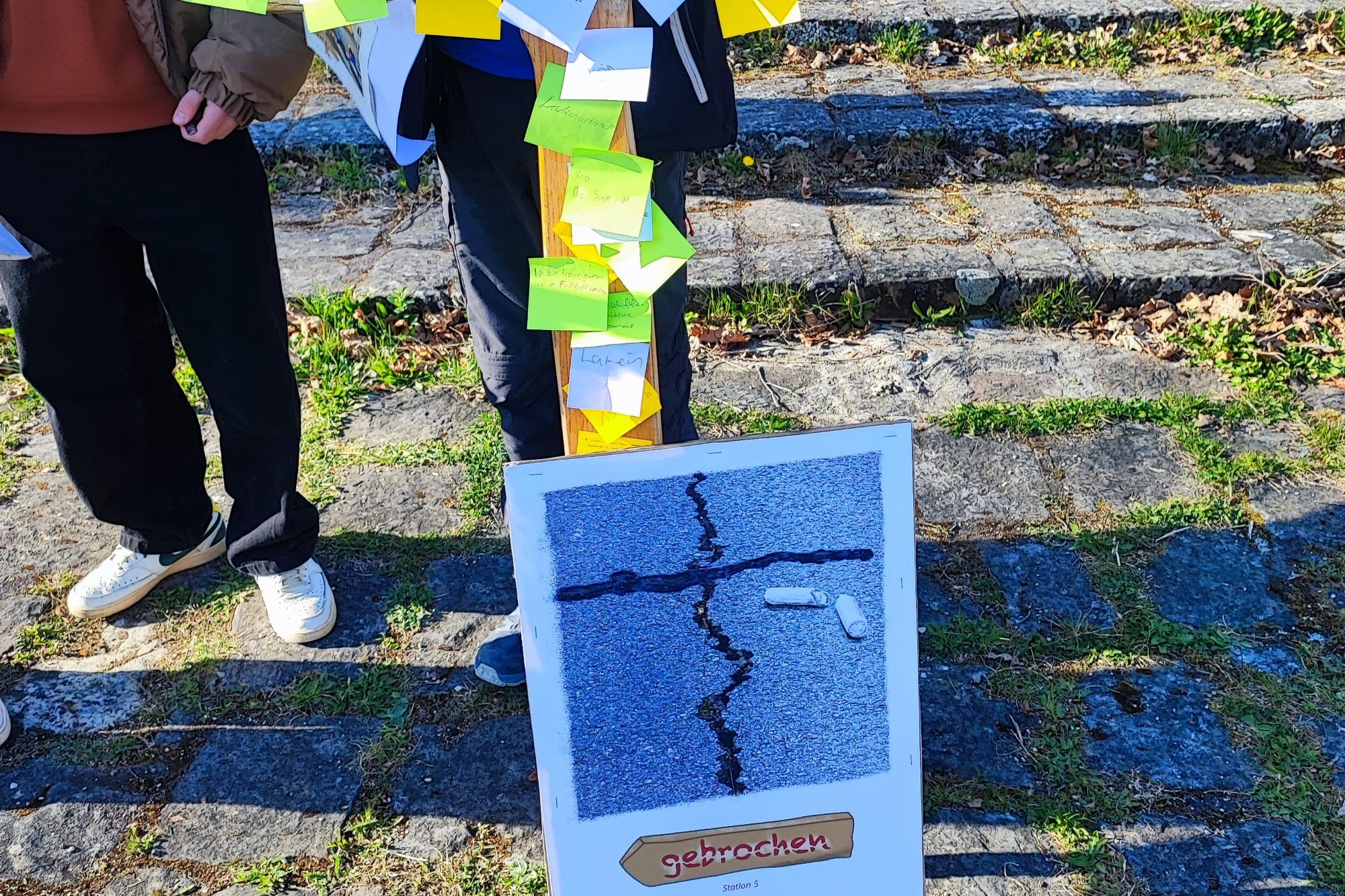 Jugendliche bringen ihre Anliegen ans Kreuz